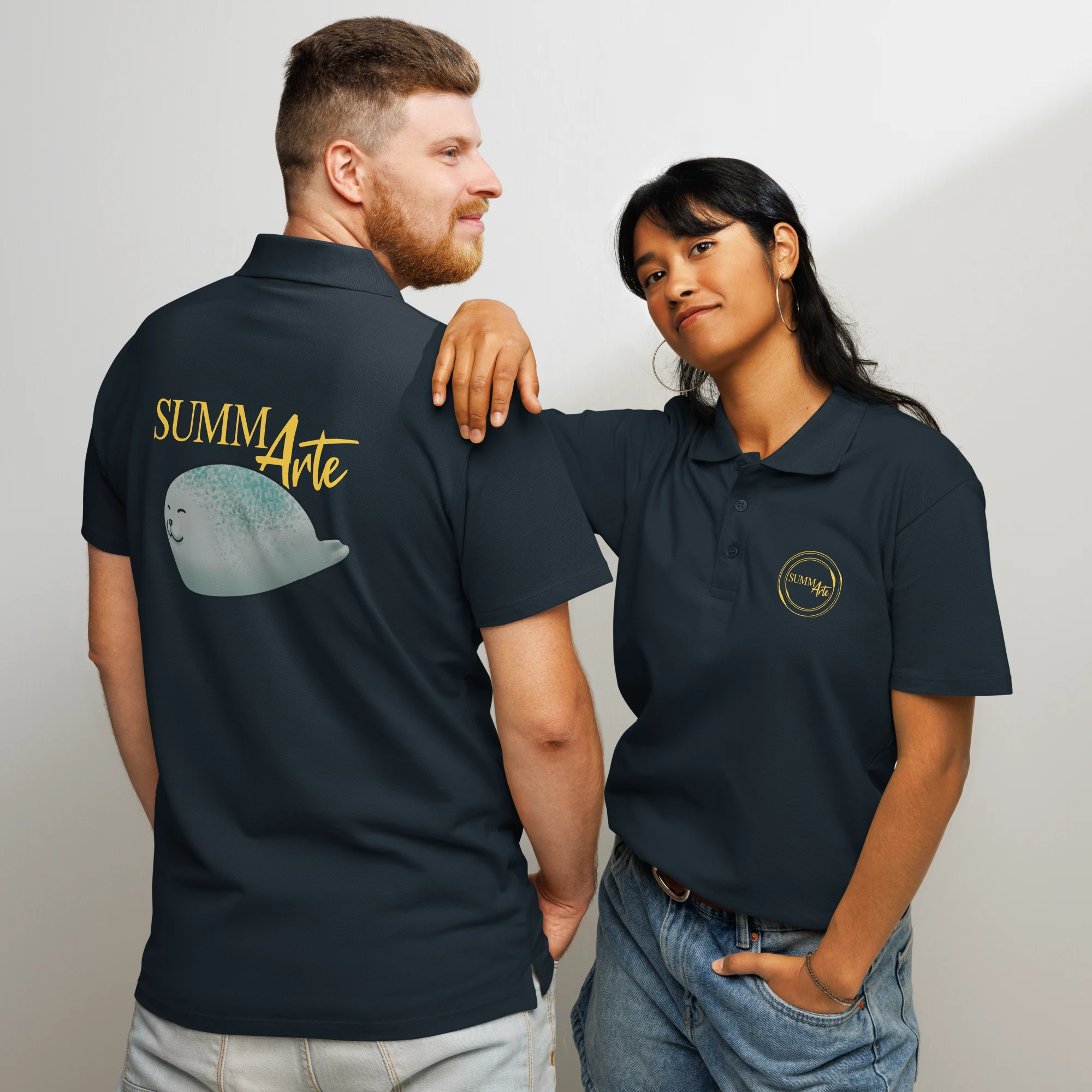 Persona con camiseta ilustrada de SummArte